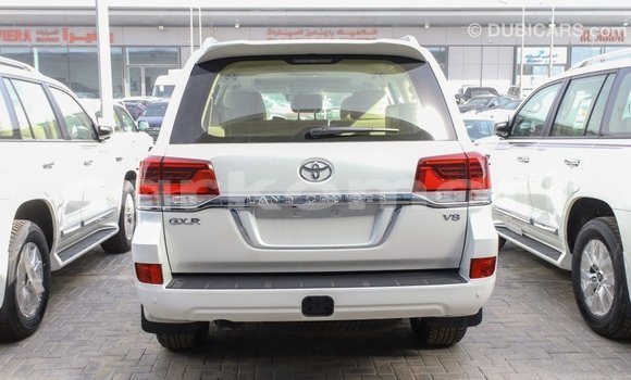 Acheter Import Voiture Toyota Land Cruiser Blanc à Import - Dubai, Grande Comore Acheter Import Voiture Toyota Land Cruiser Blanc à Import - Dubai, Grande Comore