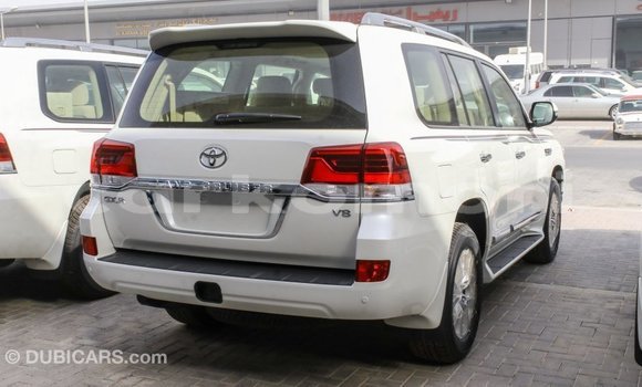 Acheter Import Voiture Toyota Land Cruiser Blanc à Import - Dubai, Grande Comore Acheter Import Voiture Toyota Land Cruiser Blanc à Import - Dubai, Grande Comore