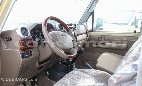 Acheter Import Voiture Toyota Land Cruiser Beige à Import - Dubai, Grande Comore Acheter Import Voiture Toyota Land Cruiser Beige à Import - Dubai, Grande Comore