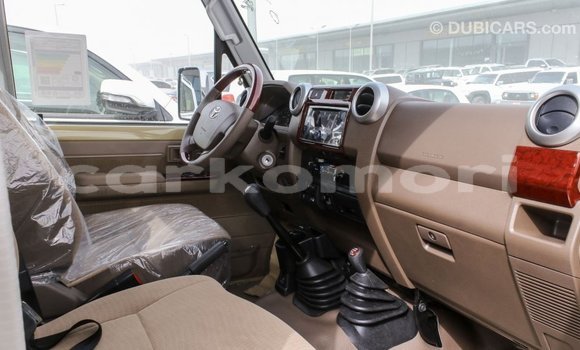Acheter Import Voiture Toyota Land Cruiser Beige à Import - Dubai, Grande Comore Acheter Import Voiture Toyota Land Cruiser Beige à Import - Dubai, Grande Comore