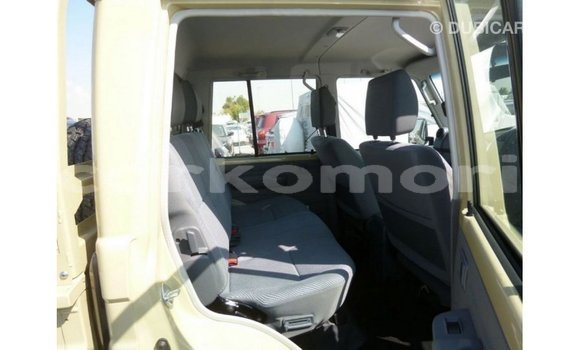 Acheter Import Voiture Toyota Land Cruiser Beige à Import - Dubai, Grande Comore Acheter Import Voiture Toyota Land Cruiser Beige à Import - Dubai, Grande Comore