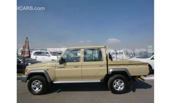 Acheter Import Voiture Toyota Land Cruiser Beige à Import - Dubai, Grande Comore Acheter Import Voiture Toyota Land Cruiser Beige à Import - Dubai, Grande Comore