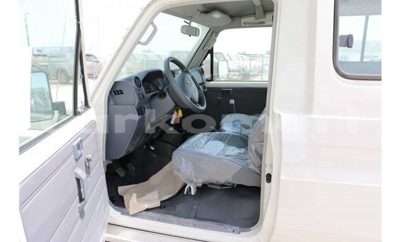 Buy Import Toyota Land Cruiser White Car in Import - Dubai in Great Comore Buy Import Toyota Land Cruiser White Car in Import - Dubai in Great Comore