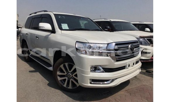 Buy Import Toyota Land Cruiser White Car in Import - Dubai in Great Comore