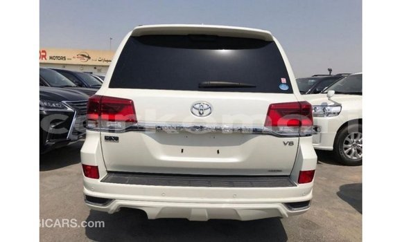 Buy Import Toyota Land Cruiser White Car in Import - Dubai in Great Comore Buy Import Toyota Land Cruiser White Car in Import - Dubai in Great Comore