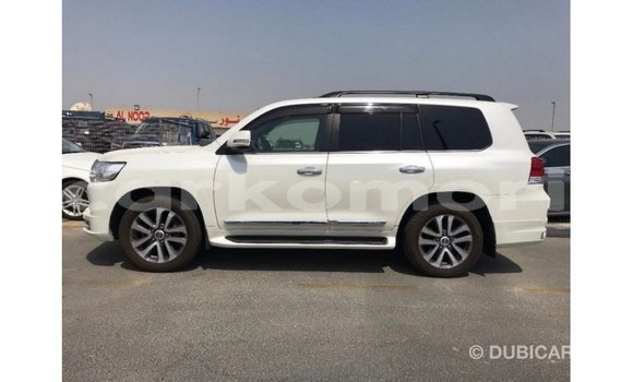 Buy Import Toyota Land Cruiser White Car in Import - Dubai in Great Comore Buy Import Toyota Land Cruiser White Car in Import - Dubai in Great Comore