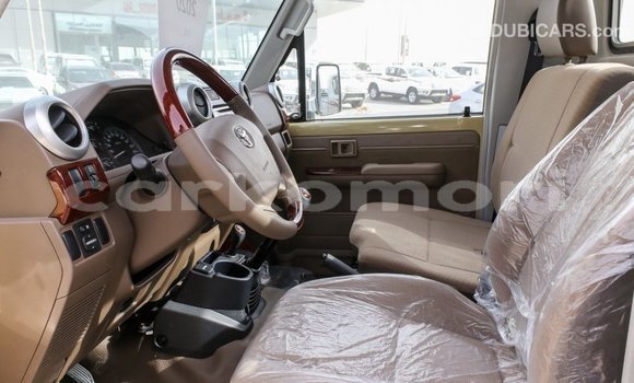 Acheter Import Voiture Toyota Land Cruiser Beige à Import - Dubai, Grande Comore Acheter Import Voiture Toyota Land Cruiser Beige à Import - Dubai, Grande Comore