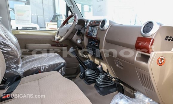 Acheter Import Voiture Toyota Land Cruiser Beige à Import - Dubai, Grande Comore Acheter Import Voiture Toyota Land Cruiser Beige à Import - Dubai, Grande Comore