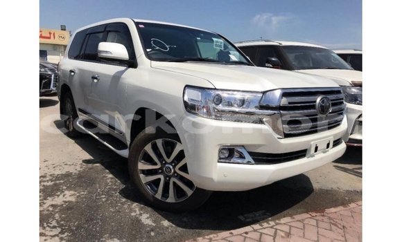 Acheter Import Voiture Toyota Land Cruiser Blanc à Import - Dubai, Grande Comore Acheter Import Voiture Toyota Land Cruiser Blanc à Import - Dubai, Grande Comore
