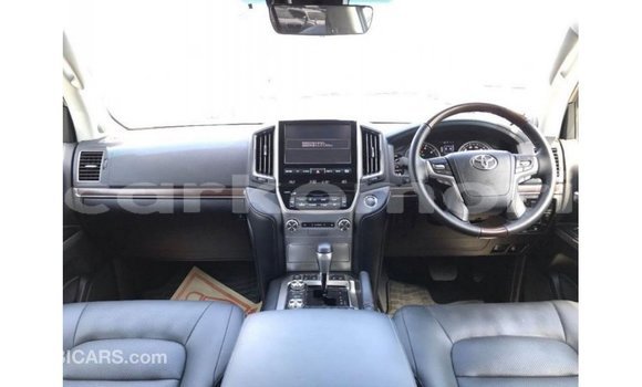 Acheter Import Voiture Toyota Land Cruiser Blanc à Import - Dubai, Grande Comore Acheter Import Voiture Toyota Land Cruiser Blanc à Import - Dubai, Grande Comore