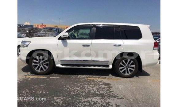 Acheter Import Voiture Toyota Land Cruiser Blanc à Import - Dubai, Grande Comore Acheter Import Voiture Toyota Land Cruiser Blanc à Import - Dubai, Grande Comore