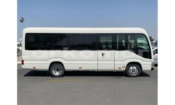 Acheter Import Voiture Toyota Coaster Blanc à Import - Dubai, Grande Comore Acheter Import Voiture Toyota Coaster Blanc à Import - Dubai, Grande Comore