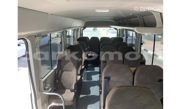 Acheter Import Voiture Toyota Coaster Blanc à Import - Dubai, Grande Comore Acheter Import Voiture Toyota Coaster Blanc à Import - Dubai, Grande Comore