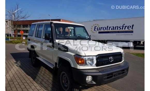 Acheter Import Voiture Toyota Land Cruiser Blanc à Import - Dubai, Grande Comore Acheter Import Voiture Toyota Land Cruiser Blanc à Import - Dubai, Grande Comore