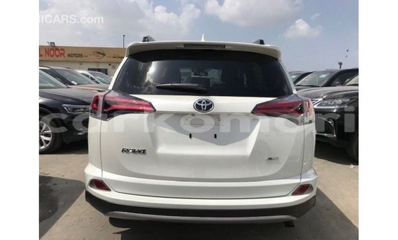 Buy Import Toyota 4Runner White Car in Import - Dubai in Great Comore Buy Import Toyota 4Runner White Car in Import - Dubai in Great Comore