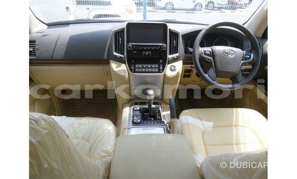 Acheter Import Voiture Toyota Land Cruiser Blanc à Import - Dubai, Grande Comore Acheter Import Voiture Toyota Land Cruiser Blanc à Import - Dubai, Grande Comore