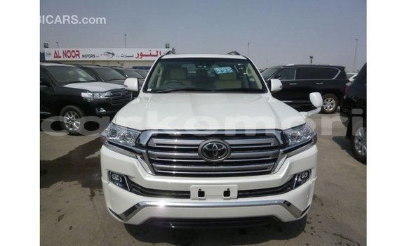 Acheter Import Voiture Toyota Land Cruiser Blanc à Import - Dubai, Grande Comore Acheter Import Voiture Toyota Land Cruiser Blanc à Import - Dubai, Grande Comore