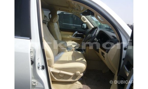 Acheter Import Voiture Toyota Land Cruiser Blanc à Import - Dubai, Grande Comore Acheter Import Voiture Toyota Land Cruiser Blanc à Import - Dubai, Grande Comore