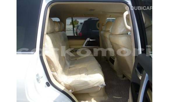 Acheter Import Voiture Toyota Land Cruiser Blanc à Import - Dubai, Grande Comore Acheter Import Voiture Toyota Land Cruiser Blanc à Import - Dubai, Grande Comore