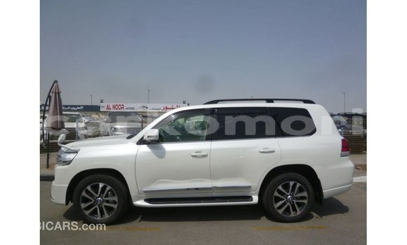 Acheter Import Voiture Toyota Land Cruiser Blanc à Import - Dubai, Grande Comore Acheter Import Voiture Toyota Land Cruiser Blanc à Import - Dubai, Grande Comore