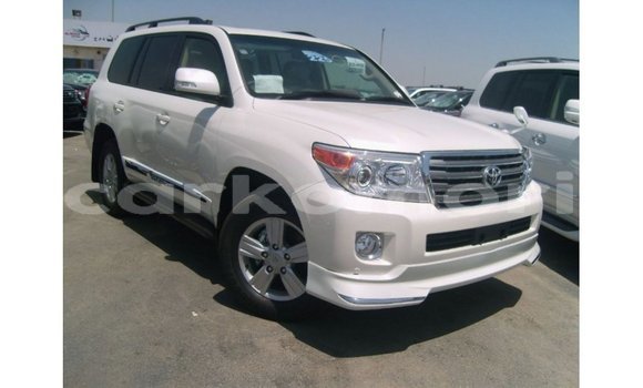 Acheter Import Voiture Toyota Land Cruiser Blanc à Import - Dubai, Grande Comore Acheter Import Voiture Toyota Land Cruiser Blanc à Import - Dubai, Grande Comore