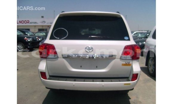 Acheter Import Voiture Toyota Land Cruiser Blanc à Import - Dubai, Grande Comore Acheter Import Voiture Toyota Land Cruiser Blanc à Import - Dubai, Grande Comore