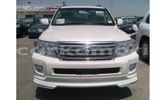Acheter Import Voiture Toyota Land Cruiser Blanc à Import - Dubai, Grande Comore Acheter Import Voiture Toyota Land Cruiser Blanc à Import - Dubai, Grande Comore