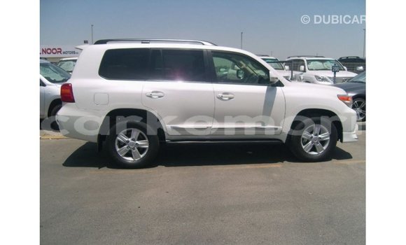 Acheter Import Voiture Toyota Land Cruiser Blanc à Import - Dubai, Grande Comore Acheter Import Voiture Toyota Land Cruiser Blanc à Import - Dubai, Grande Comore