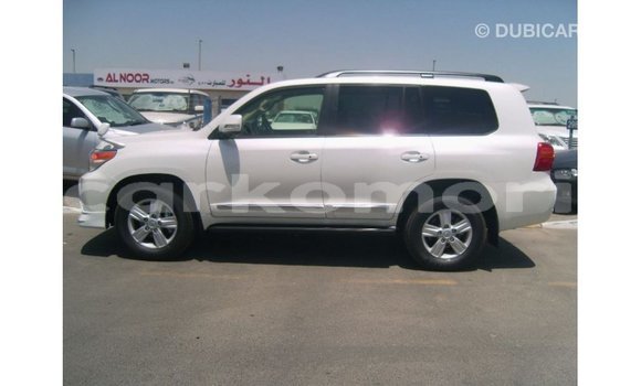 Acheter Import Voiture Toyota Land Cruiser Blanc à Import - Dubai, Grande Comore Acheter Import Voiture Toyota Land Cruiser Blanc à Import - Dubai, Grande Comore