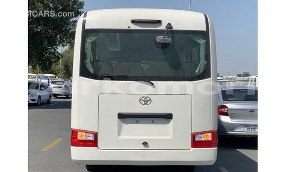 Acheter Import Voiture Toyota Coaster Blanc à Import - Dubai, Grande Comore Acheter Import Voiture Toyota Coaster Blanc à Import - Dubai, Grande Comore