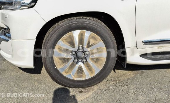 Acheter Import Voiture Toyota Land Cruiser Blanc à Import - Dubai, Grande Comore Acheter Import Voiture Toyota Land Cruiser Blanc à Import - Dubai, Grande Comore