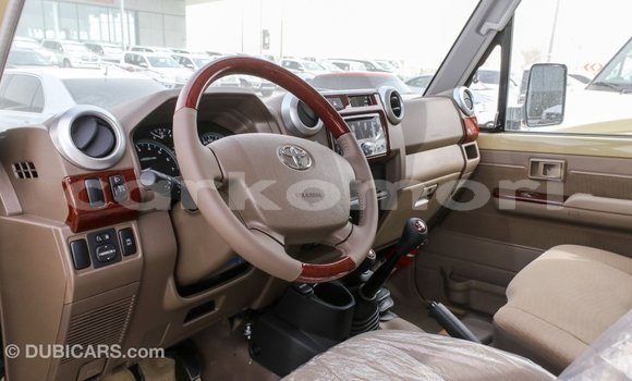 Acheter Import Voiture Toyota Land Cruiser Beige à Import - Dubai, Grande Comore Acheter Import Voiture Toyota Land Cruiser Beige à Import - Dubai, Grande Comore