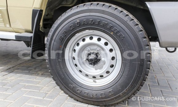 Acheter Import Voiture Toyota Land Cruiser Beige à Import - Dubai, Grande Comore Acheter Import Voiture Toyota Land Cruiser Beige à Import - Dubai, Grande Comore