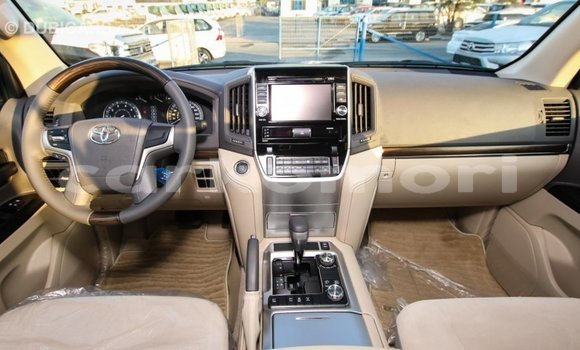 Acheter Import Voiture Toyota Land Cruiser Blanc à Import - Dubai, Grande Comore Acheter Import Voiture Toyota Land Cruiser Blanc à Import - Dubai, Grande Comore