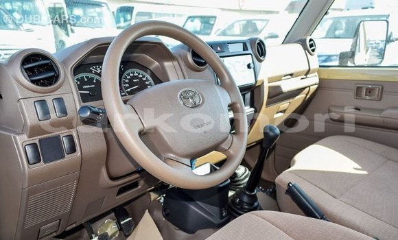 Acheter Import Voiture Toyota Land Cruiser Beige à Import - Dubai, Grande Comore Acheter Import Voiture Toyota Land Cruiser Beige à Import - Dubai, Grande Comore