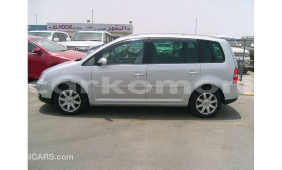 Acheter Import Voiture Volkswagen Touran Autre à Import - Dubai, Grande Comore Acheter Import Voiture Volkswagen Touran Autre à Import - Dubai, Grande Comore