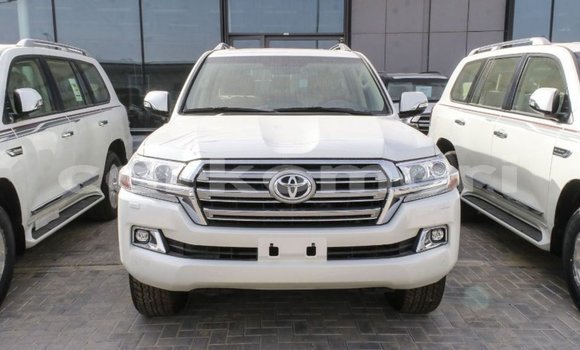 Acheter Import Voiture Toyota Land Cruiser Blanc à Import - Dubai, Grande Comore Acheter Import Voiture Toyota Land Cruiser Blanc à Import - Dubai, Grande Comore