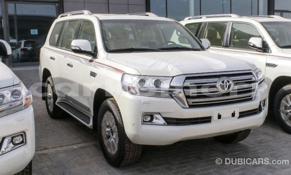 Acheter Import Voiture Toyota Land Cruiser Blanc à Import - Dubai, Grande Comore Acheter Import Voiture Toyota Land Cruiser Blanc à Import - Dubai, Grande Comore