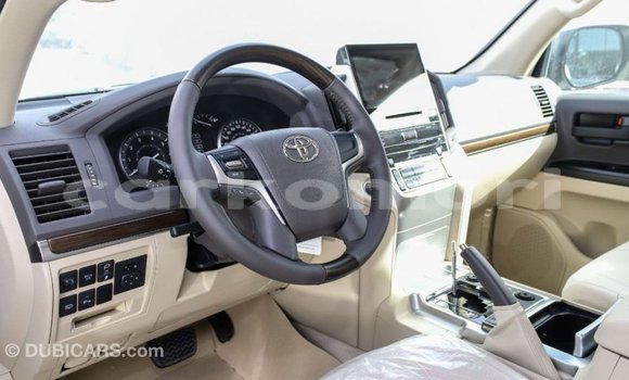 Acheter Import Voiture Toyota Land Cruiser Blanc à Import - Dubai, Grande Comore Acheter Import Voiture Toyota Land Cruiser Blanc à Import - Dubai, Grande Comore