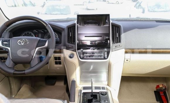 Acheter Import Voiture Toyota Land Cruiser Blanc à Import - Dubai, Grande Comore Acheter Import Voiture Toyota Land Cruiser Blanc à Import - Dubai, Grande Comore