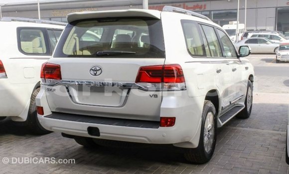 Acheter Import Voiture Toyota Land Cruiser Blanc à Import - Dubai, Grande Comore Acheter Import Voiture Toyota Land Cruiser Blanc à Import - Dubai, Grande Comore