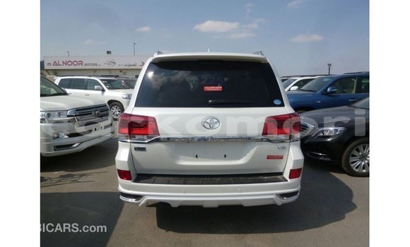 Buy Import Toyota Land Cruiser White Car in Import - Dubai in Great Comore Buy Import Toyota Land Cruiser White Car in Import - Dubai in Great Comore
