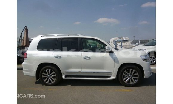 Buy Import Toyota Land Cruiser White Car in Import - Dubai in Great Comore Buy Import Toyota Land Cruiser White Car in Import - Dubai in Great Comore
