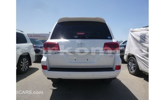 Buy Import Toyota Land Cruiser White Car in Import - Dubai in Great Comore Buy Import Toyota Land Cruiser White Car in Import - Dubai in Great Comore