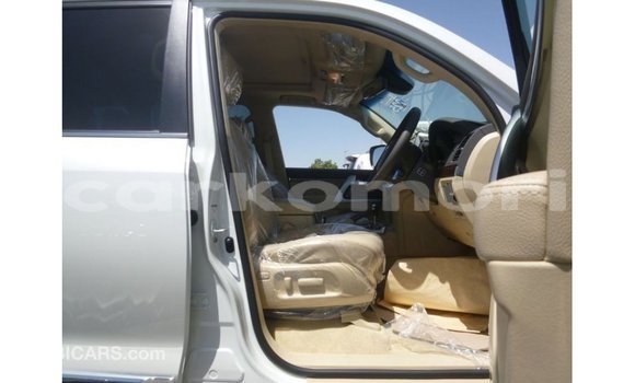 Buy Import Toyota Land Cruiser White Car in Import - Dubai in Great Comore Buy Import Toyota Land Cruiser White Car in Import - Dubai in Great Comore