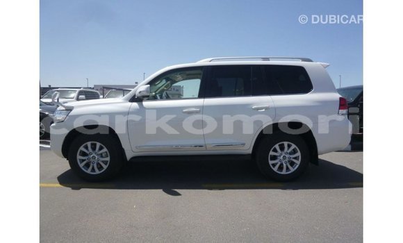 Buy Import Toyota Land Cruiser White Car in Import - Dubai in Great Comore Buy Import Toyota Land Cruiser White Car in Import - Dubai in Great Comore