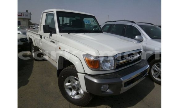 Acheter Import Voiture Toyota Land Cruiser Blanc à Import - Dubai, Grande Comore Acheter Import Voiture Toyota Land Cruiser Blanc à Import - Dubai, Grande Comore