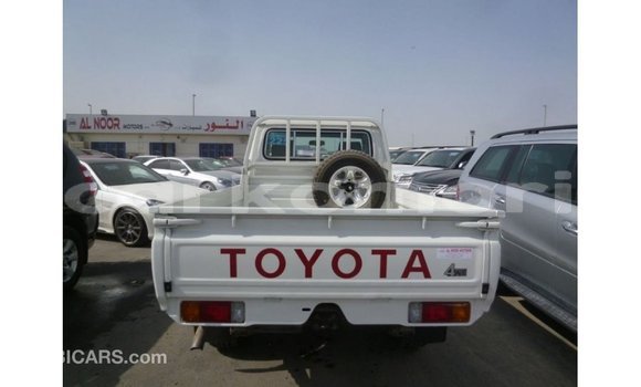 Acheter Import Voiture Toyota Land Cruiser Blanc à Import - Dubai, Grande Comore Acheter Import Voiture Toyota Land Cruiser Blanc à Import - Dubai, Grande Comore