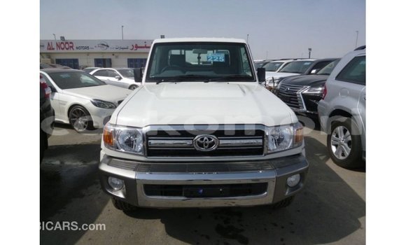 Acheter Import Voiture Toyota Land Cruiser Blanc à Import - Dubai, Grande Comore Acheter Import Voiture Toyota Land Cruiser Blanc à Import - Dubai, Grande Comore