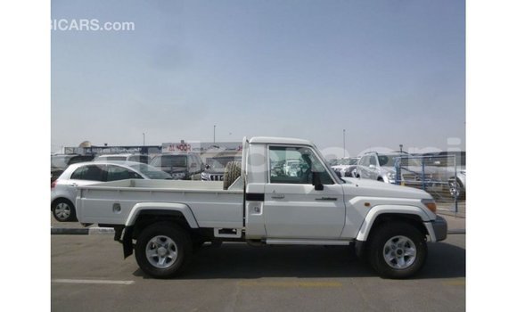 Acheter Import Voiture Toyota Land Cruiser Blanc à Import - Dubai, Grande Comore Acheter Import Voiture Toyota Land Cruiser Blanc à Import - Dubai, Grande Comore